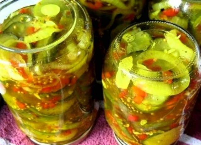 Sliced ​​marinated green tomatoes with hot peppers