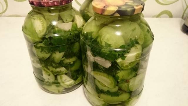 Sliced ​​marinated green tomatoes with hot peppers