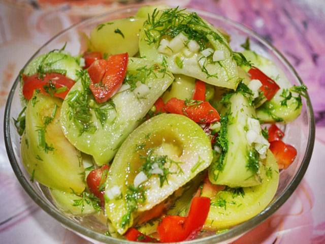 Sliced ​​marinated green tomatoes with hot peppers