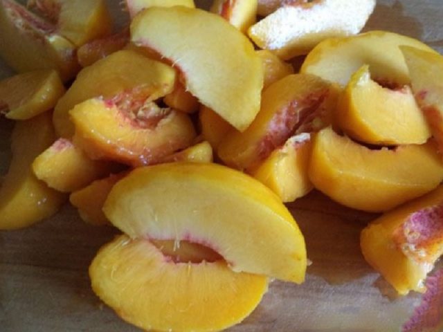 Sliced ​​peach jam