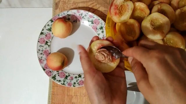 Sliced ​​peach jam