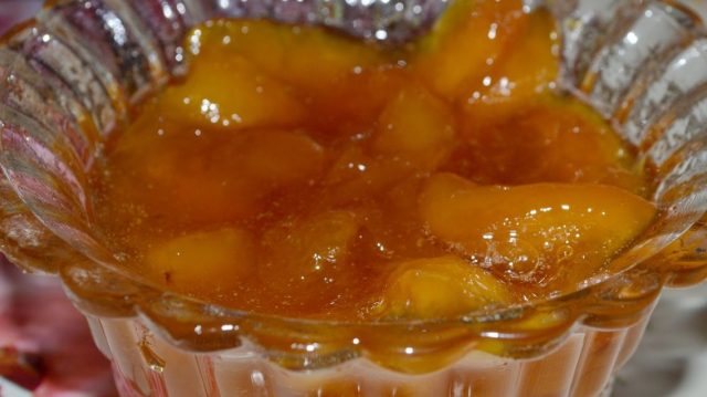 Sliced ​​peach jam