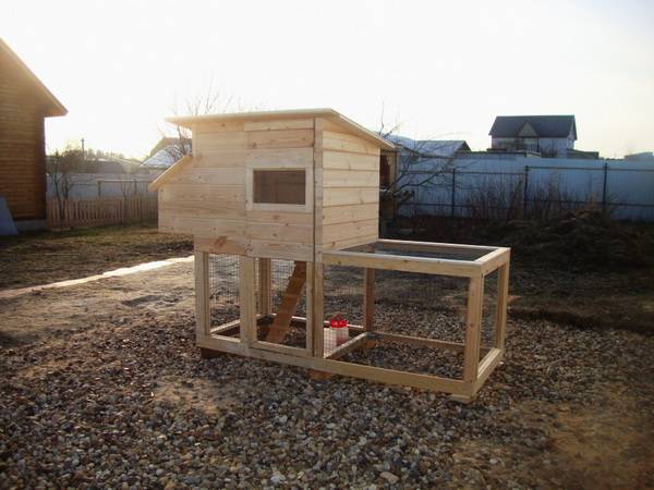 Small do-it-yourself chicken coop 