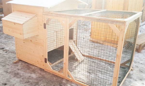 Small do-it-yourself chicken coop 