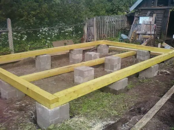 Small do-it-yourself chicken coop 