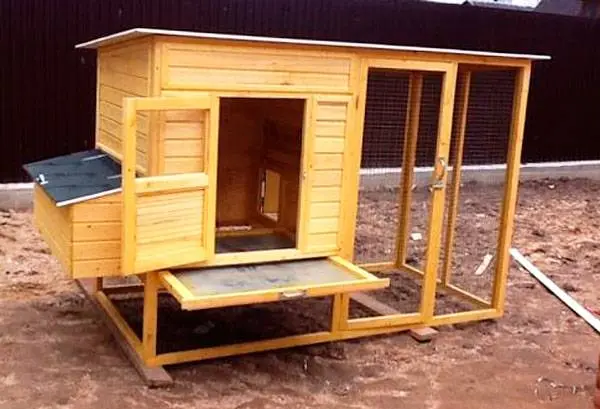 Small do-it-yourself chicken coop 