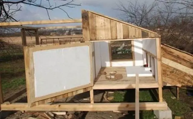 Small do-it-yourself chicken coop 