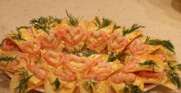 Snack on Pringles chips: with crab sticks, shrimps, chicken, caviar, cheese