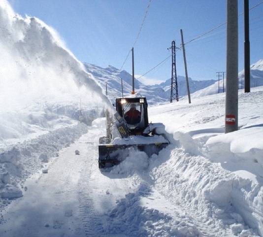 Snow blower Huter SCG 8100c on caterpillars