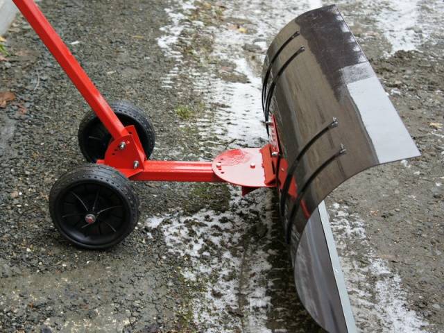 Snow scraper on wheels