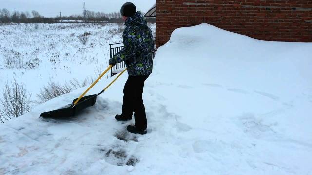 Snow scraper on wheels