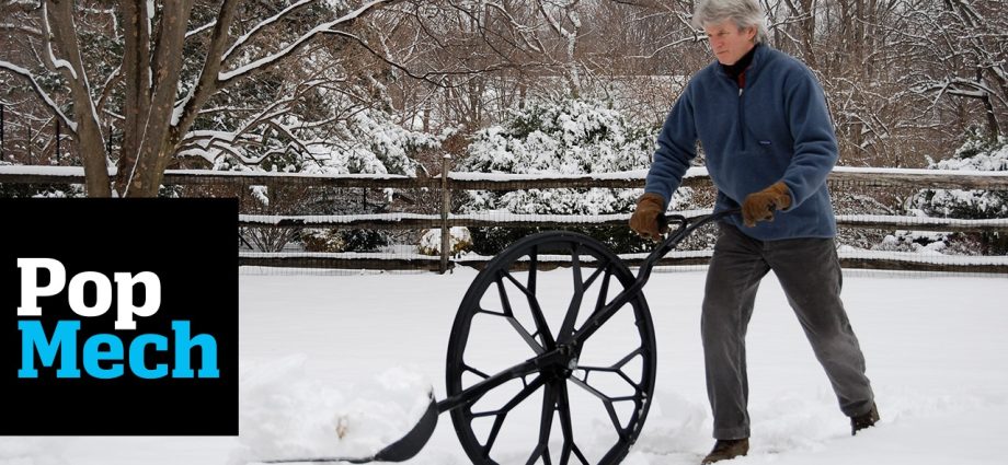 Snow scraper on wheels