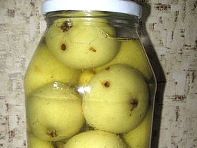 Soaked apples in jars for the winter