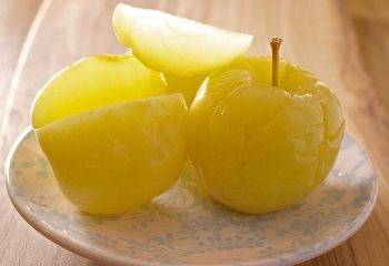 Soaked apples in jars for the winter