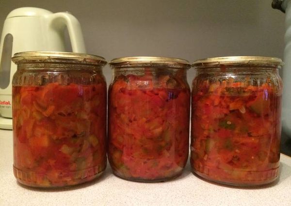 Solyanka for the winter: homemade recipes for cooking vegetable dressing for borscht, pickle in jars with mushrooms, cabbage