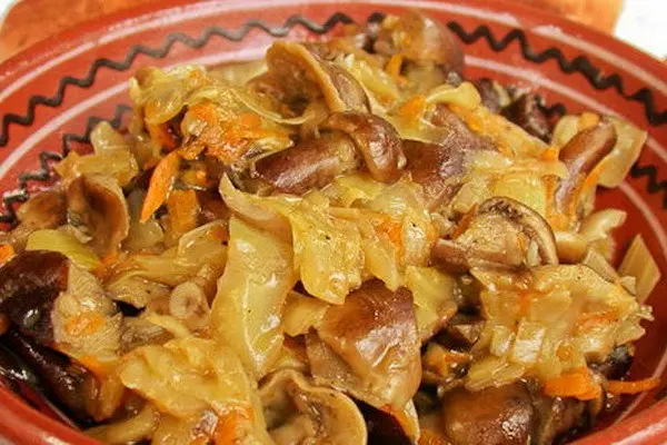 Solyanka for the winter with butter and cabbage: delicious recipes with photos