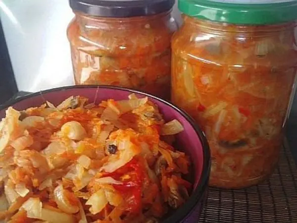 Solyanka for the winter with butter and cabbage: delicious recipes with photos