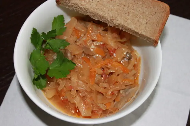 Solyanka for the winter with butter and cabbage: delicious recipes with photos