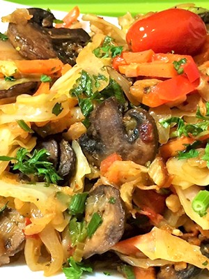 Solyanka from fresh mushrooms with vegetables