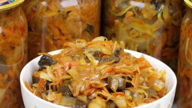 Solyanka with champignons: with cabbage, pepper, cheese and sausage, recipes with photos