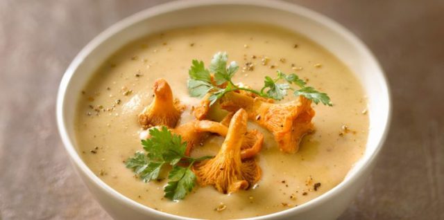 Soup with chanterelles: recipes with chicken, cream, beef, in Finnish