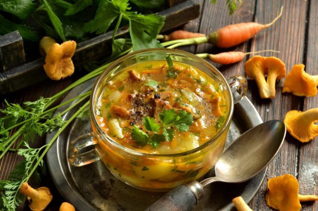 Soup with chanterelles: recipes with chicken, cream, beef, in Finnish