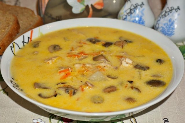 Soup with chanterelles: recipes with chicken, cream, beef, in Finnish