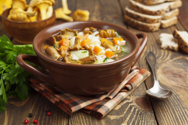 Soup with chanterelles: recipes with chicken, cream, beef, in Finnish