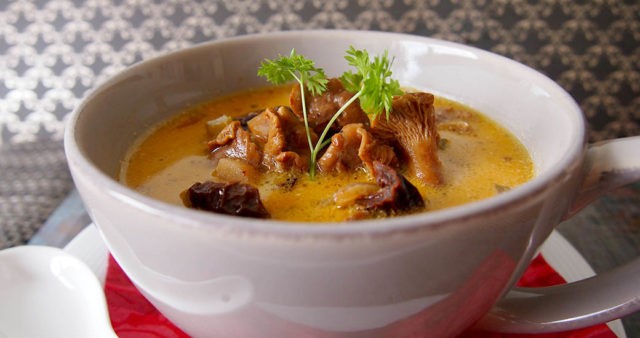 Soup with chanterelles: recipes with chicken, cream, beef, in Finnish