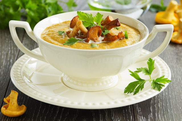 Soup with chanterelles: recipes with chicken, cream, beef, in Finnish