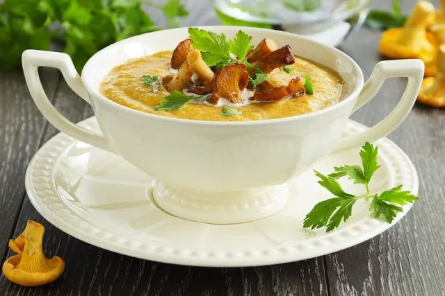 Soup with chanterelles: recipes with chicken, cream, beef, in Finnish