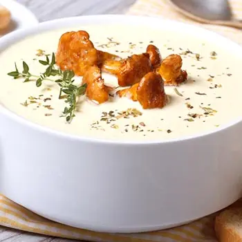 Soup with chanterelles: recipes with chicken, cream, beef, in Finnish