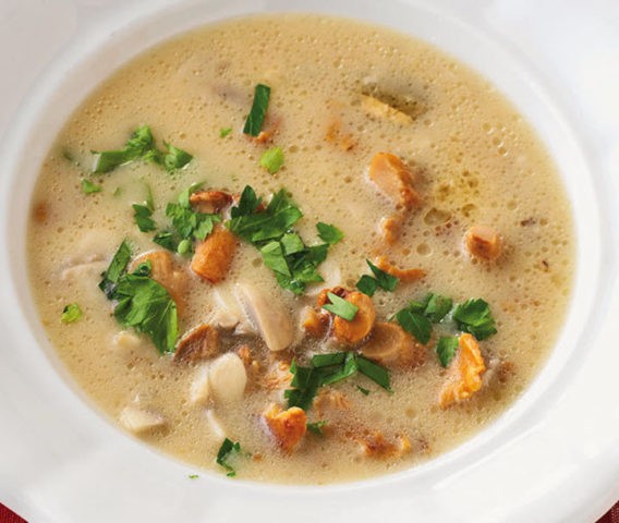 Soup with chanterelles: recipes with chicken, cream, beef, in Finnish