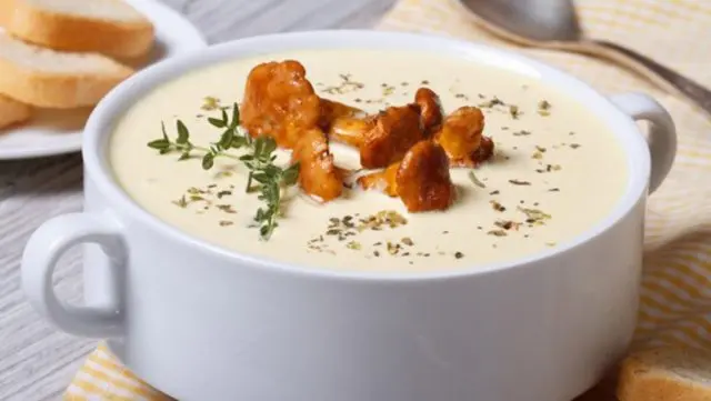 Soup with chanterelles: recipes with chicken, cream, beef, in Finnish