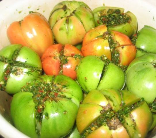 Spicy appetizer of green tomatoes for the winter