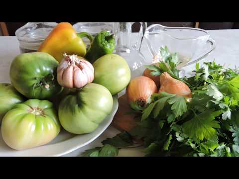 Spicy appetizer of green tomatoes for the winter