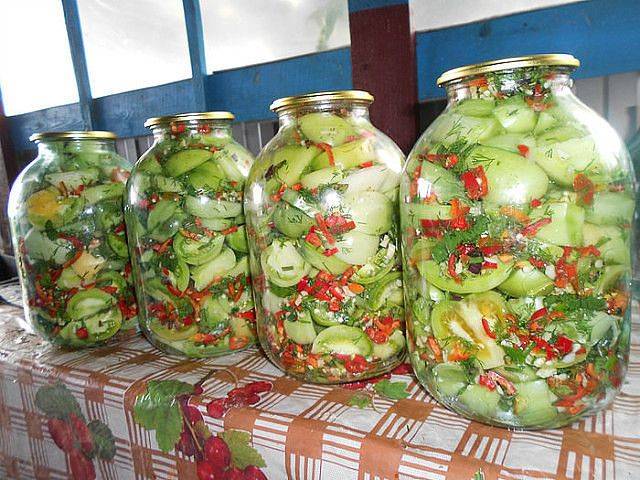 Spicy appetizer of green tomatoes for the winter