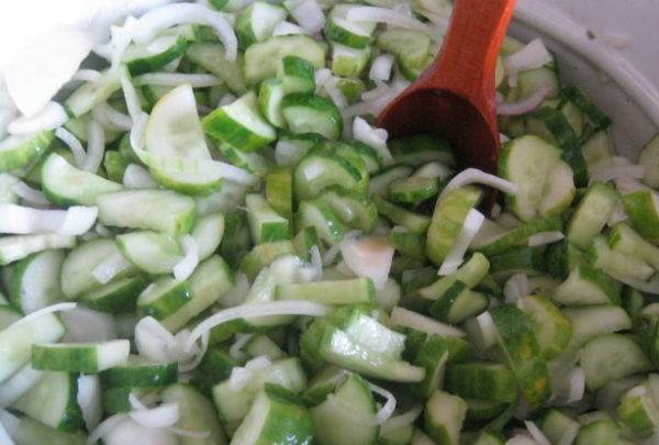 Spicy cucumber salad 