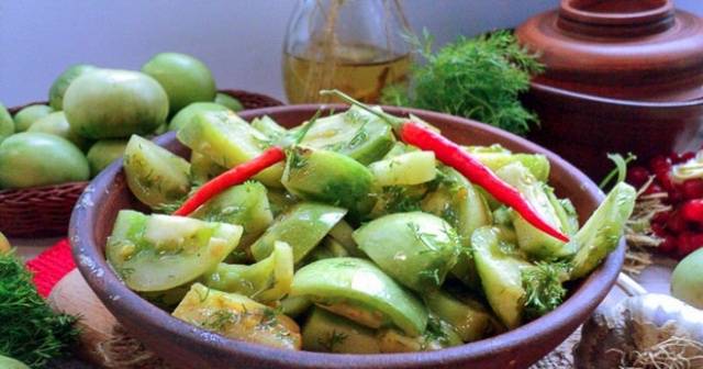 Spicy green tomato salad &#8220;Cobra&#8221;