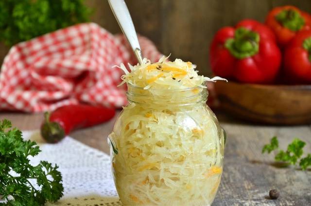 Spicy pickled cabbage for the winter is very tasty 