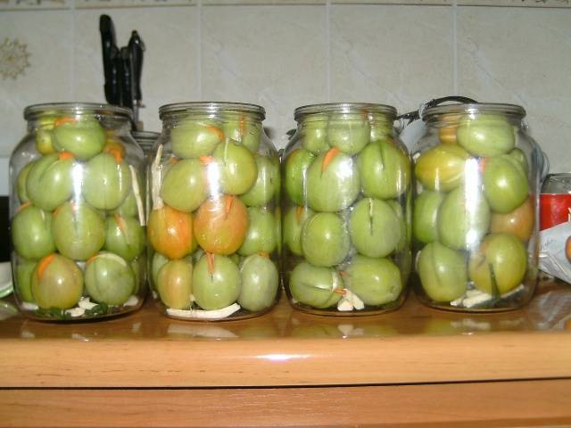 Spicy pickled green tomatoes for the winter