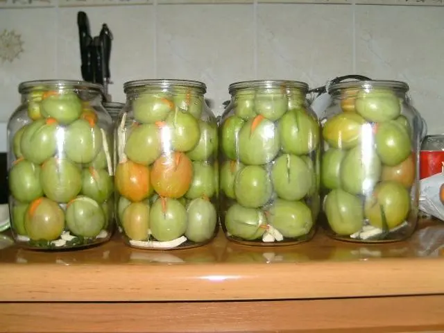 Spicy pickled green tomatoes for the winter
