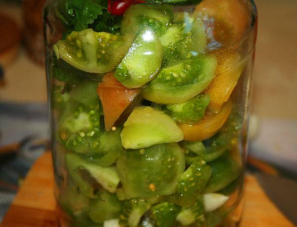 Spicy pickled green tomatoes for the winter