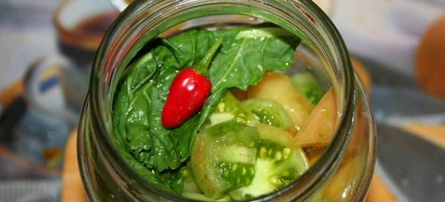 Spicy pickled green tomatoes for the winter