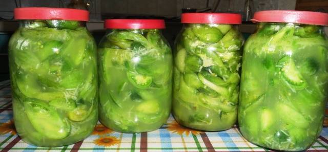 Spicy pickled green tomatoes for the winter