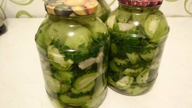 Spicy pickled green tomatoes for the winter