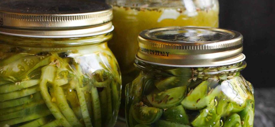 Spicy pickled green tomatoes for the winter