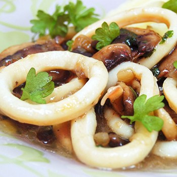 Squid with champignons: recipes for hot and cold dishes