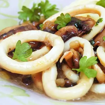 Squid with champignons: recipes for hot and cold dishes