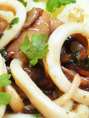 Squid with champignons: recipes for hot and cold dishes